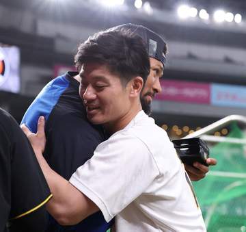 阪神・坂本がデュプランティエに「チャンピオンリング」を手渡す 昨季6勝で優勝に貢献の右腕へ旧友からサプライズ