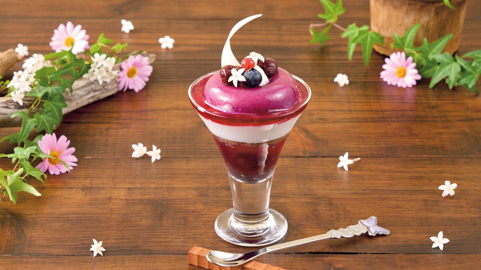 フェルンのチェリー＆ブルーベリーパフ（蝶のスプーン付き）／画像提供：ユニバーサル・スタジオ・ジャパン