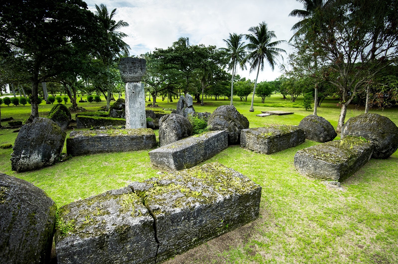 不思議な石柱が並ぶタガ遺跡で古代王朝に想いを馳せる（C）Junji Takasago／MVA