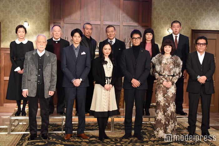 (前列左から)津川雅彦、向井理、仲間由紀恵、大地真央、和泉聖治監督(後列左から)藤真利子、橋爪功、柳葉敏郎、國村隼、余貴美子、荒川良々 (C)モデルプレス