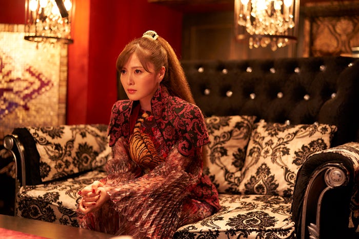 白石麻衣(C)迫稔雄/集英社(C)2022映画「嘘喰い」製作委員会