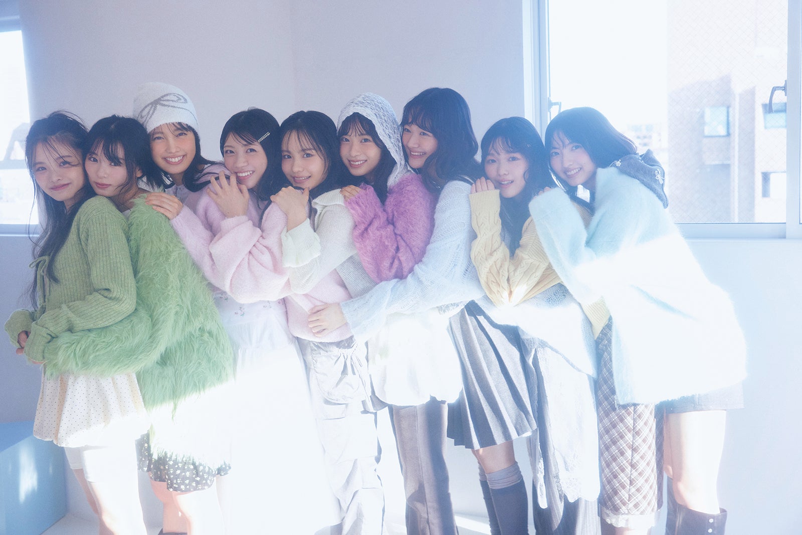 櫻坂46四期生、9人全員揃って「ViVi」登場 “いつもと違う”ニットコーデ