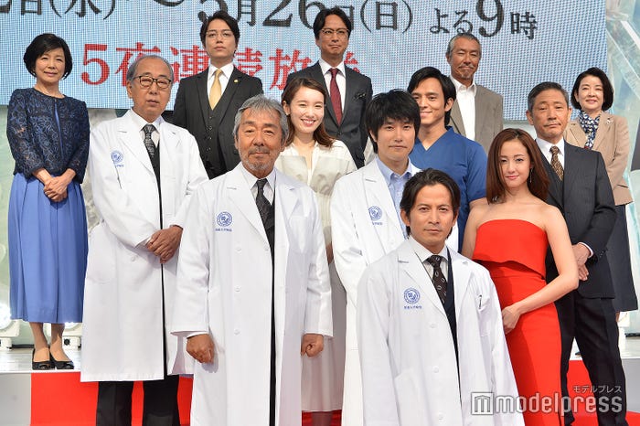 (1列目)岡田准一(2列目左から)寺尾聰、松山ケンイチ、沢尻エリカ(3列目左から)岸部一徳、飯豊まりえ、満島真之介、小林薫(4列目左から)市毛良枝、山崎育三郎、椎名桔平、柳葉敏郎、岸本加世子(C)モデルプレス