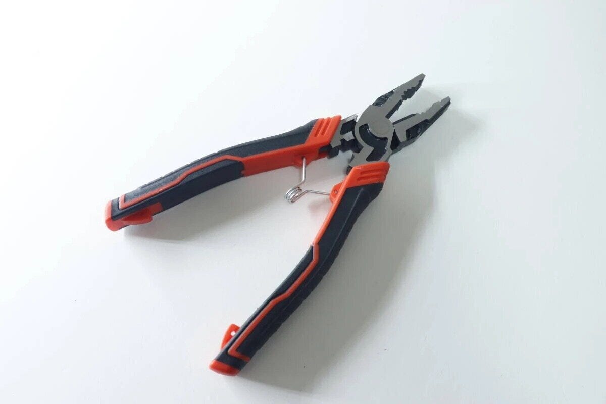 赤と黒のグリップが付いた多機能ペンチの全体像