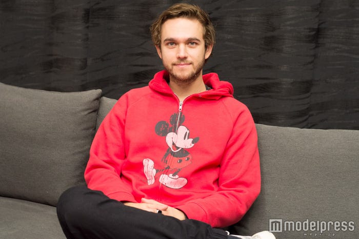 ミッキーマウスのパーカーを着こなしたZEDD(C)モデルプレス