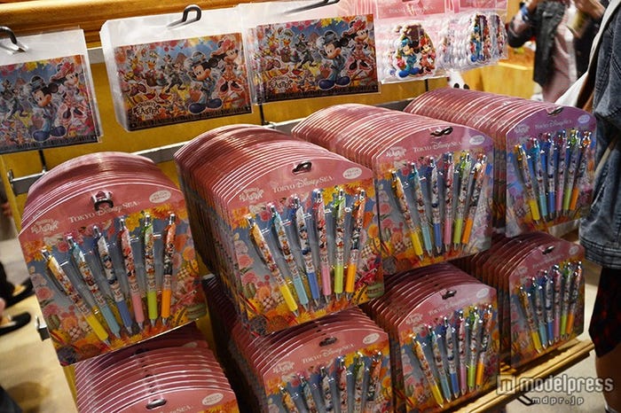 ポストカード¥200、ゲルインキ水性ボールペンセット¥1800/ディズニーシー