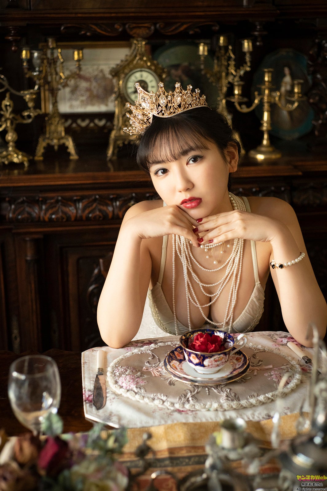 沢口愛華、美谷間のぞく華やかな衣装で“女王”に