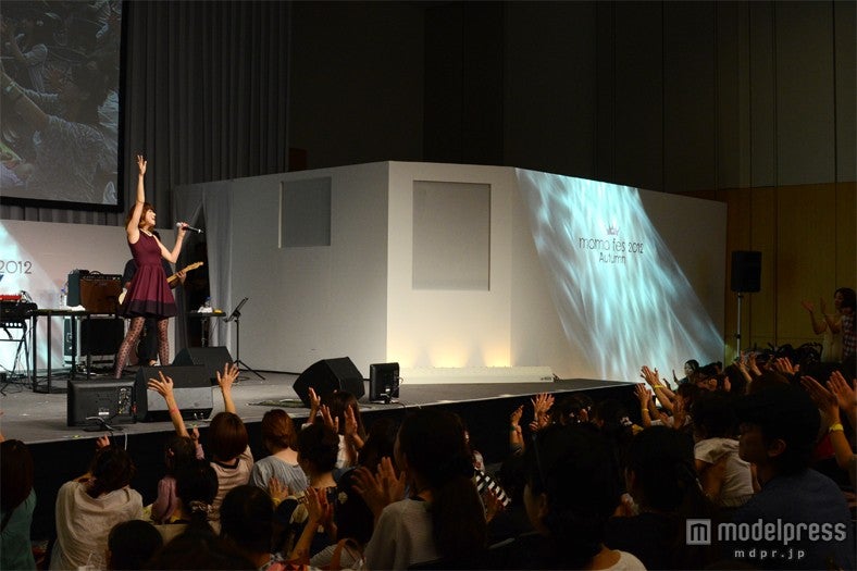 懐かしの名曲に会場のママたちも大盛り上がり