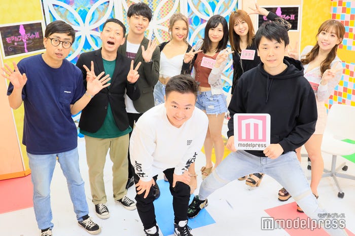 (前列左から)山内健司、濱家隆一(後列左から)おいでやす小田、嶋佐和也、屋敷裕政、ゆきぽよ、谷かえ、三宿菜々、日野麻衣 (C)モデルプレス