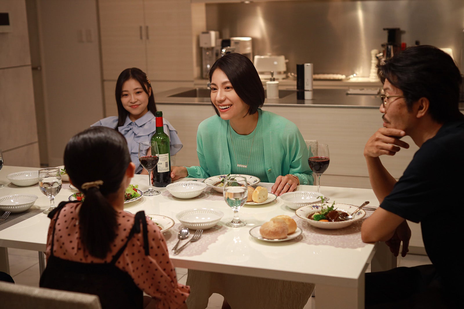 新井美羽、松下奈緒、田辺誠一「スカイキャッスル」第6話より（C）テレビ朝日