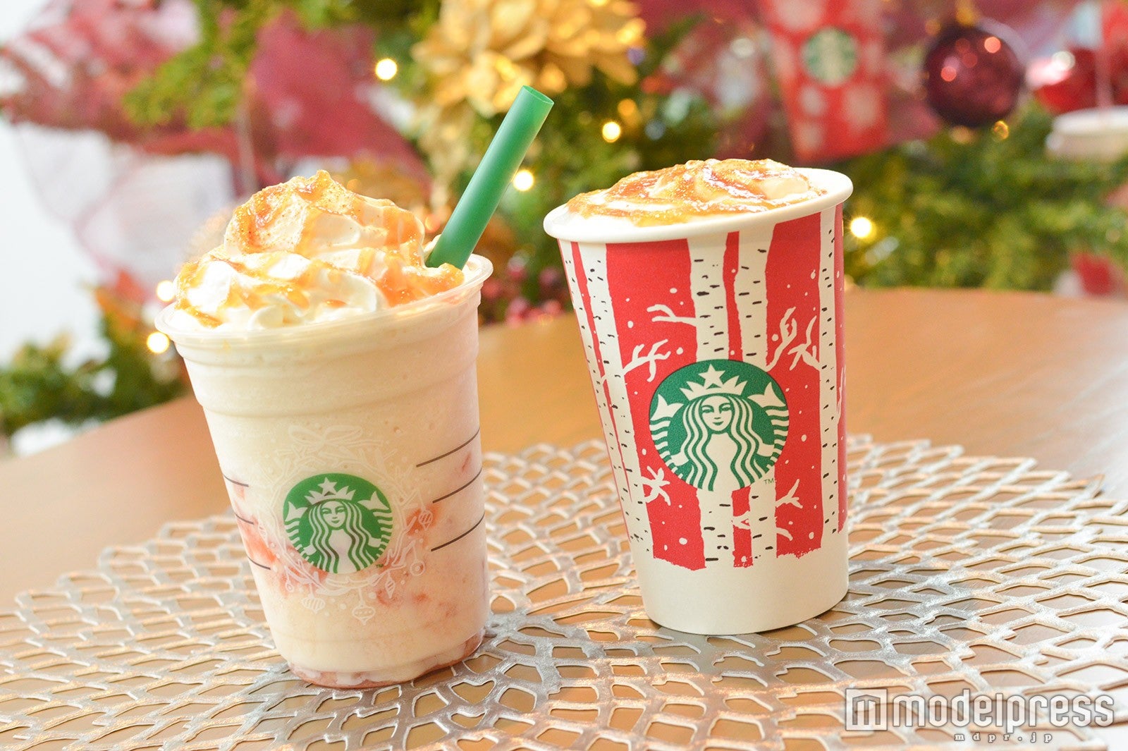 （左から）ベイクド アップル フラペチーノ（R） 、ホット ベイクド アップル（C）モデルプレス