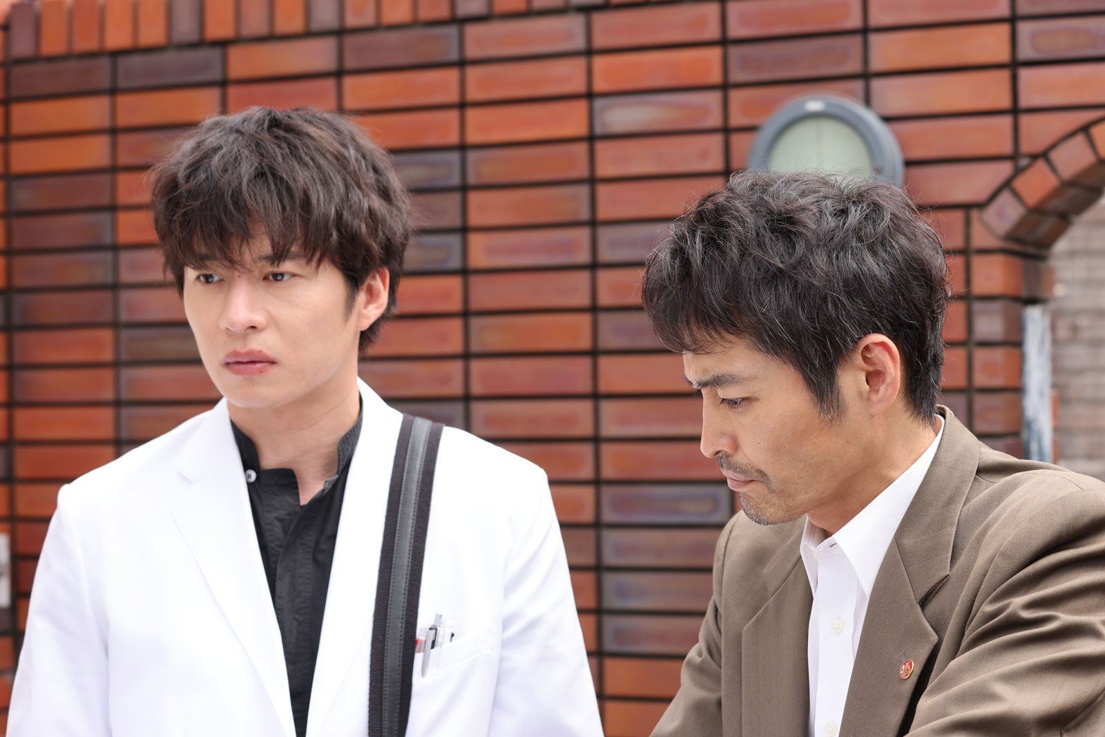 （左から）田中圭、安田顕 （C）夏緑・菊田洋之・小学館／テレビ東京／AX-ON