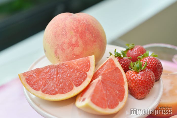 ピンクのフルーツを使用 (C)モデルプレス