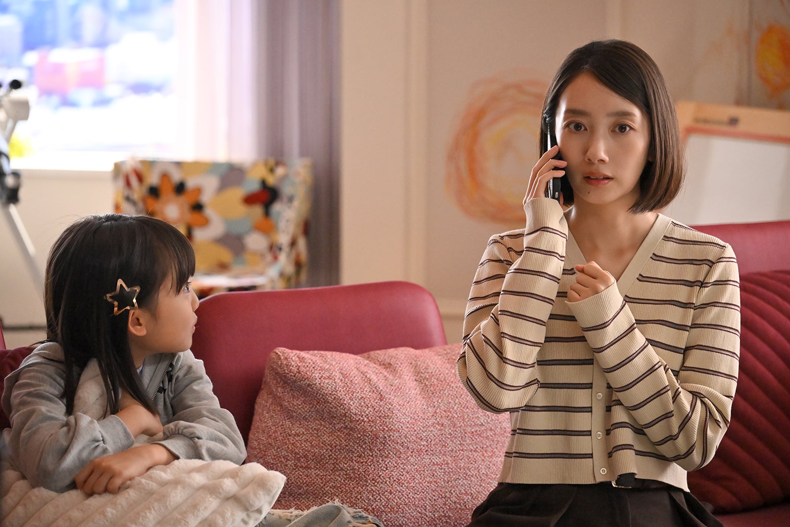 池村碧彩、波瑠「フェイクマミー」第2話（C）TBS