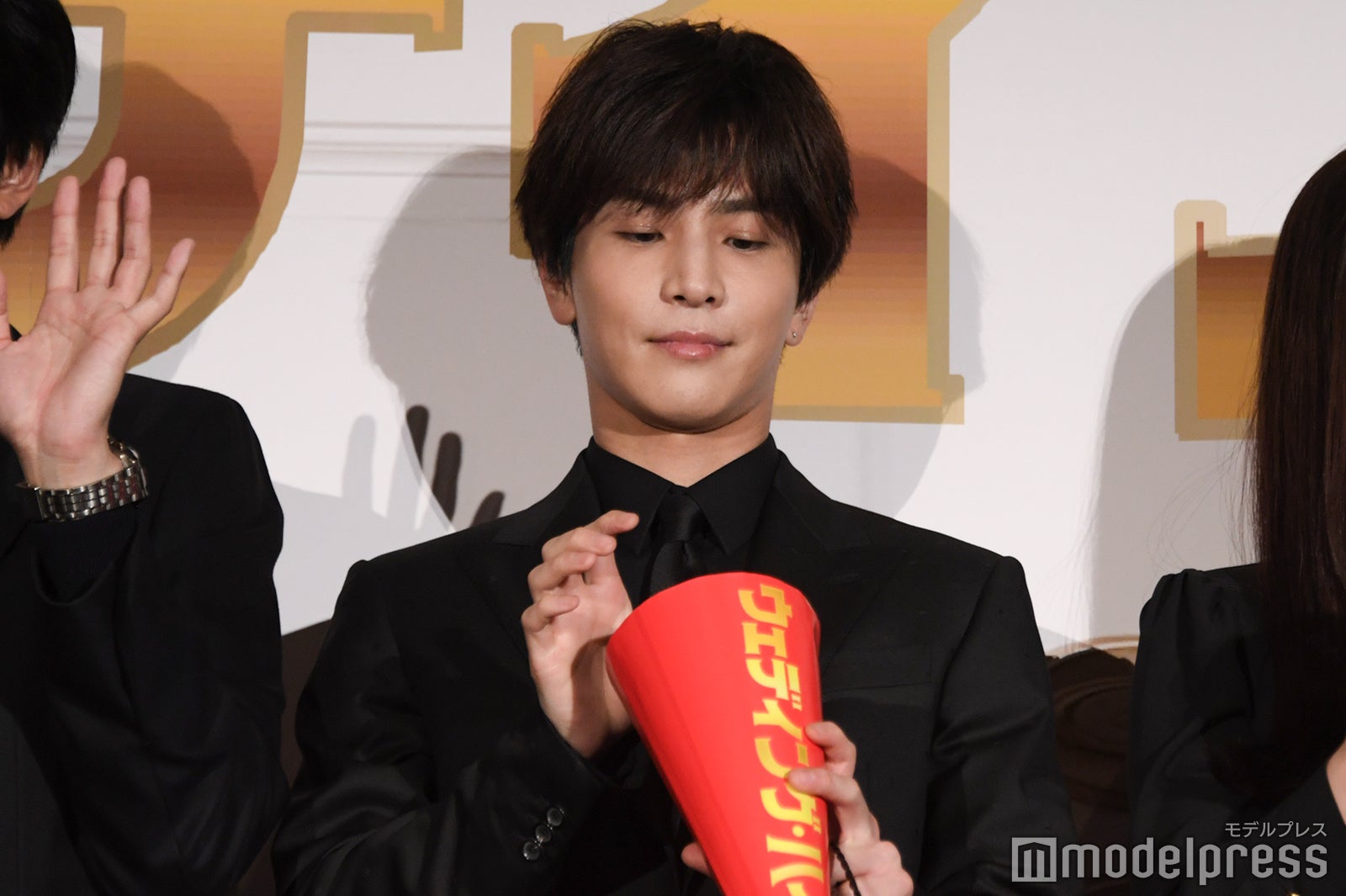 クラッカーの中身を確認する岩田剛典 （C）モデルプレス