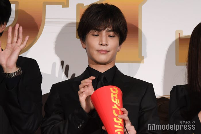 クラッカーの中身を確認する岩田剛典 (C)モデルプレス