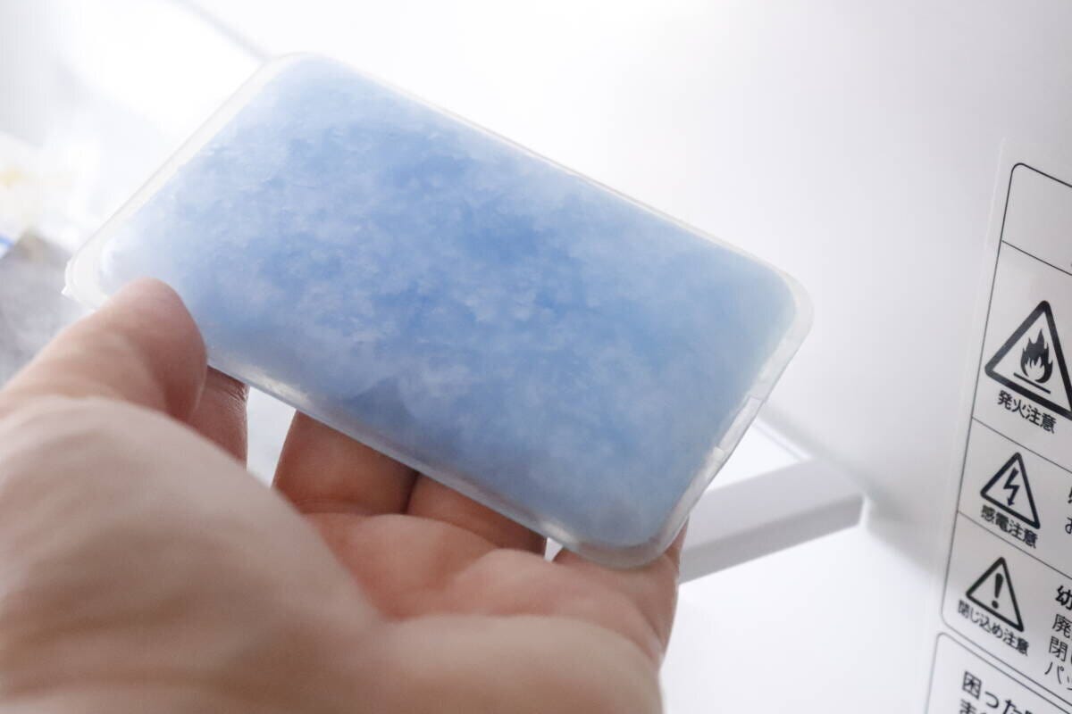 冷蔵庫の棚にスマホ冷却パッドを置いている様子 冷蔵庫の棚にスマホ冷却パッドを置いている様子