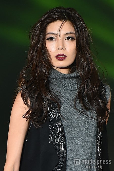 テラハ島袋聖南、秋色リップ際立つクールスタイルで登場「カッコいい！」の声止まらず＜GirlsAward 2015 A／W＞