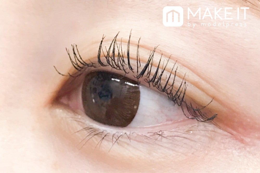 Amplitude／エクストラボリューム カラーマスカラ／01 モスグリーン 使用 (C)メイクイット