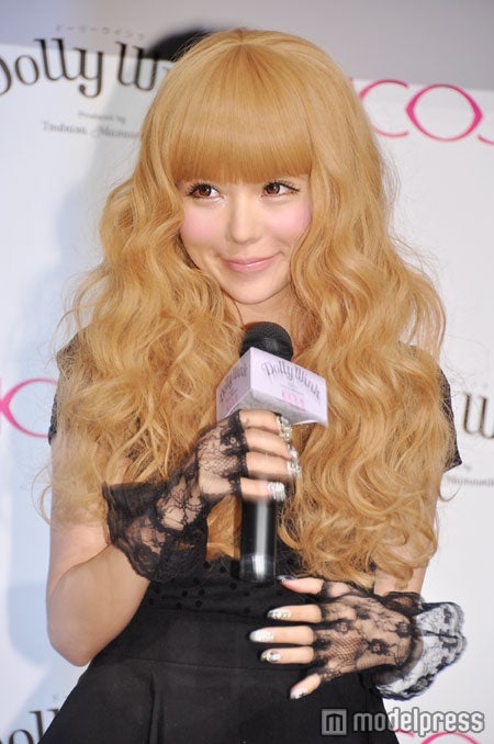 新商品発表会に登場した益若つばさ