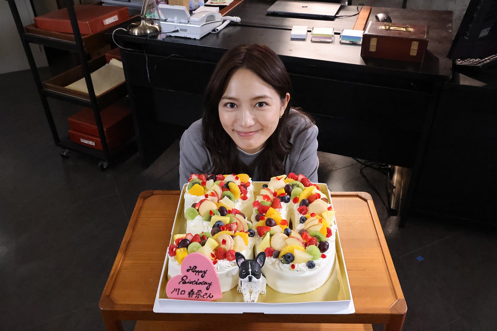 川口春奈、誕生日サプライズに笑顔 ドラマ「アンサンブル