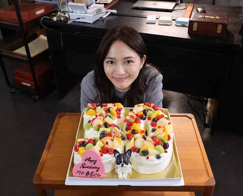川口春奈、誕生日サプライズに笑顔 ドラマ「アンサンブル」チームが祝福