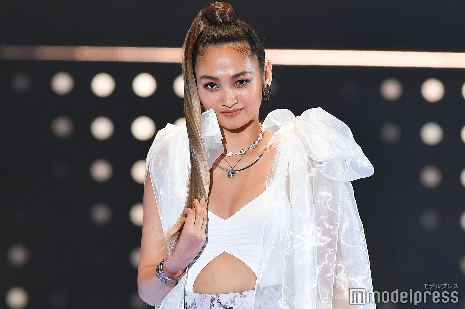 “驚異の10頭身”香川沙耶、SEXYボディ見せつける　堂々水着ランウェイ＜TGC2019S／S＞