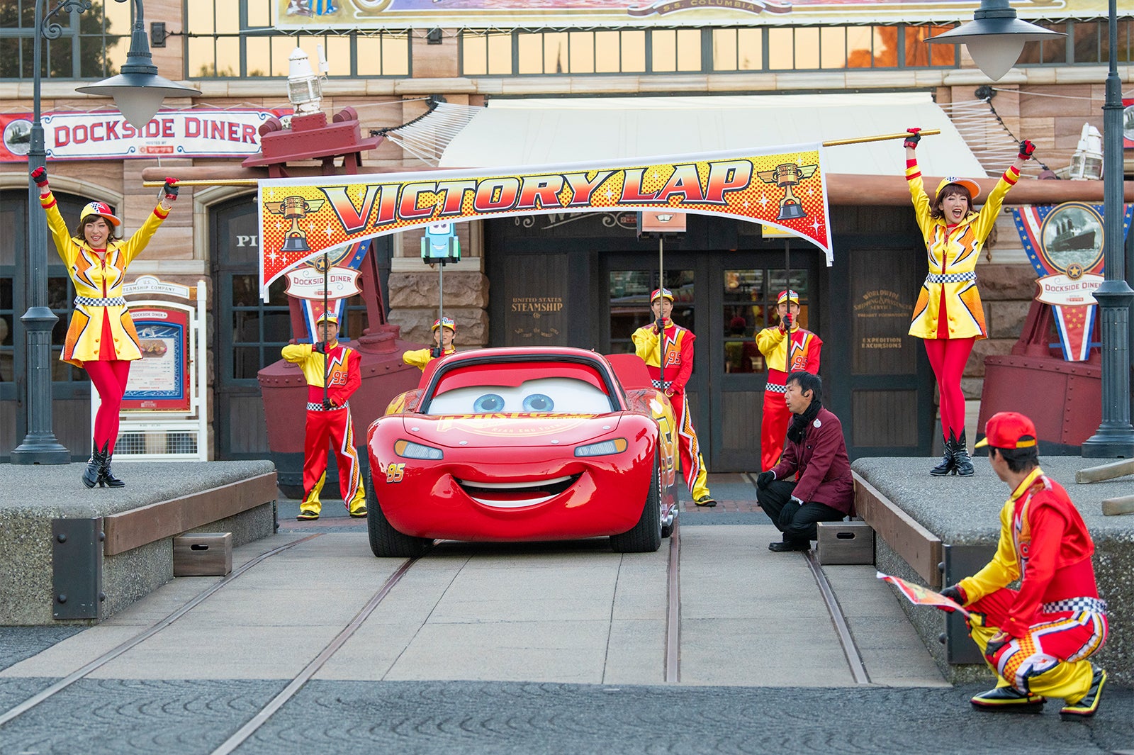 東京ディズニーシー「ライトニング・マックィーン・ヴィクトリーラップ」（C）Disney（C）Disney／Pixar