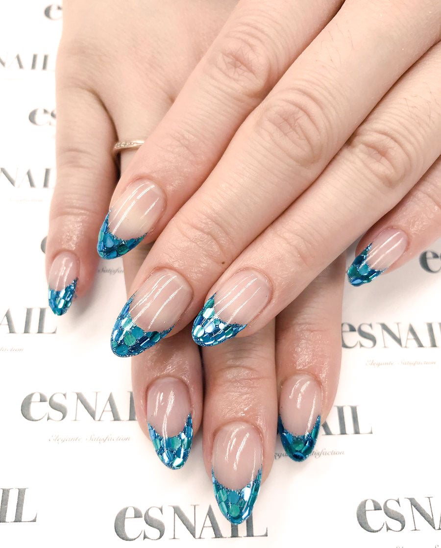 キラリと光るホロが華やか／画像提供：esNAIL