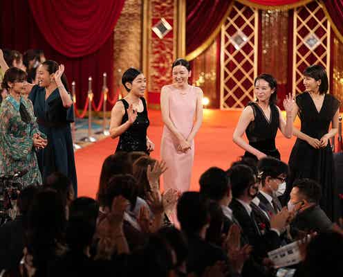 有村架純・永野芽郁・清野菜名ら、対称的なドレススタイル披露 顔見合わせ笑みこぼれる<第46回日本アカデミー賞>