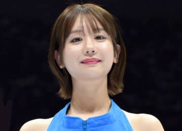 「こんな美しいサンタコスする女性初めて見た」ラウンドガール話題人気美女の衝撃変身に反響「歩く美術品」「可愛さと妖艶さがある」