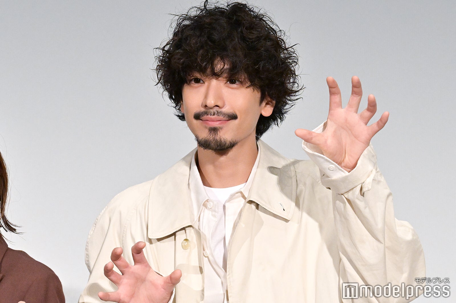 黒羽麻璃央（C）モデルプレス
