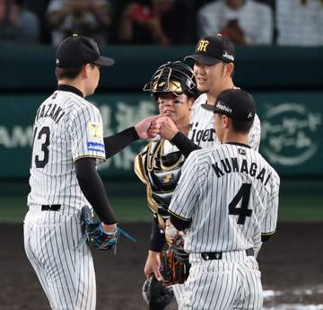 阪神 岩貞・梅野のバッテリーが夜空を見上げる「ヨコにもあいさつしようかって」