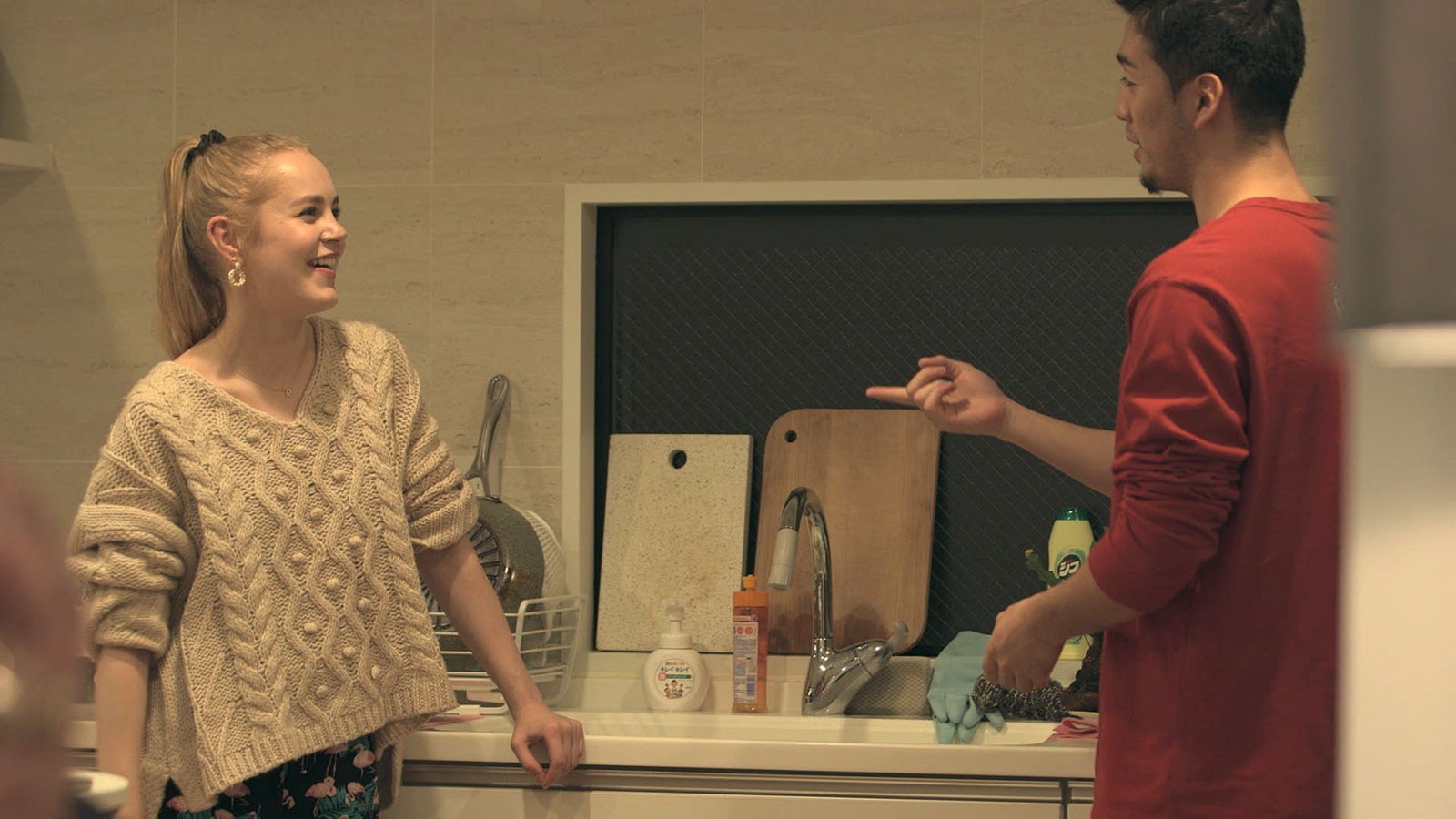 盛り上がるビビと花「TERRACE HOUSE TOKYO 2019-2020」26th WEEK（C）フジテレビ／イースト・エンタテインメント