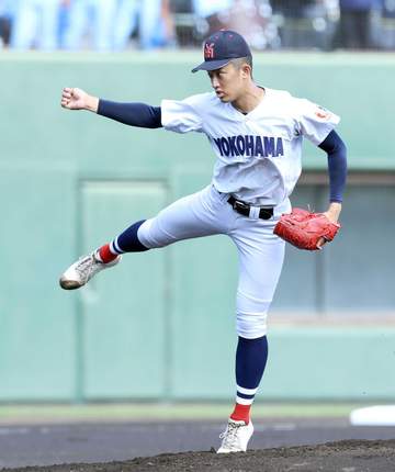 横浜のプロ注目右腕、織田翔希が八回2死で登板 9日の打球直撃による緊急降板から復帰 場内大歓声、投球練習から150キロ超