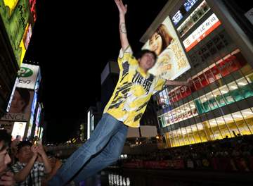 道頓堀で阪神Vのダイブ始まる 優勝の瞬間、立て続けに5人ドボン 虎党狂喜乱舞！警官800人超厳戒態勢のすき突く