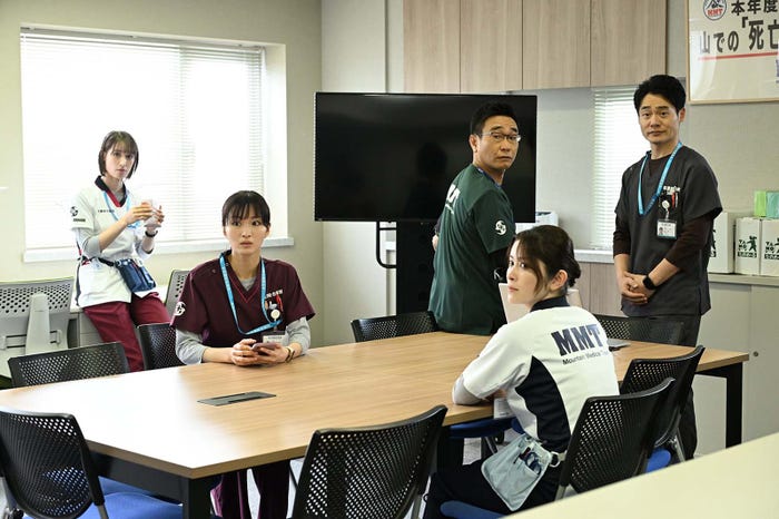 (左から)トラウデン直美、岡崎紗絵、八嶋智人、宮澤エマ、近藤公園「マウンテンドクター」第1話より(C)カンテレ