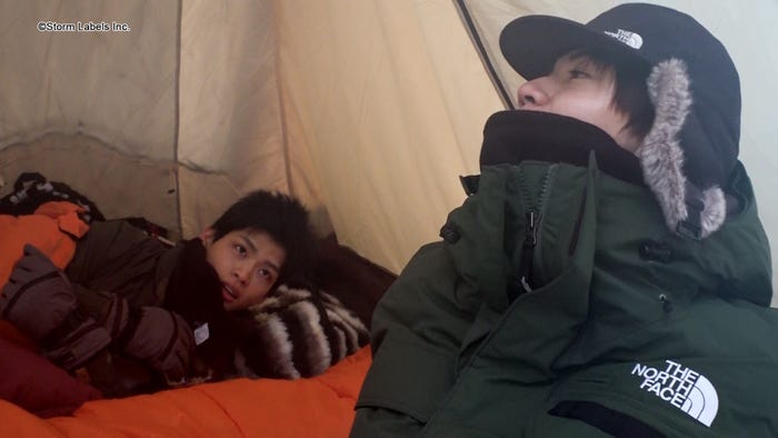 菅⽥琳寧、高地優吾(C)Storm Labels Inc.