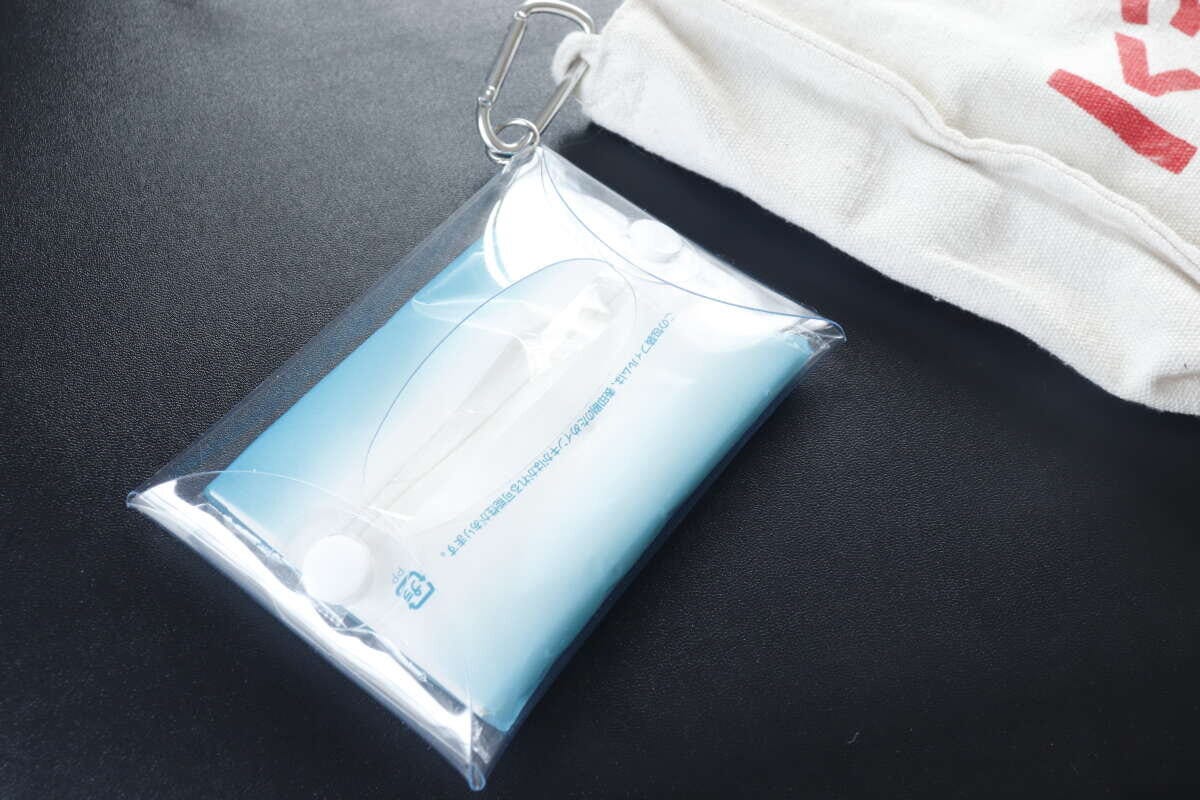 ダイソーのカラビナ付ティッシュポーチをカバンに付ける