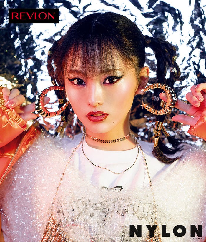 雑誌「NYLON JAPAN」2018年1月号(カエルム、2017年11月28日発売)裏表紙:山本彩/画像提供:カエルム