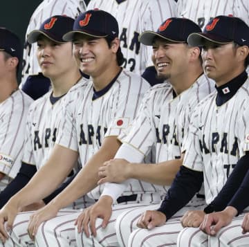 侍ジャパンが記念撮影 大谷は鈴木と松本の間に座ってパシャリ 東京ドームでの練習開始前に