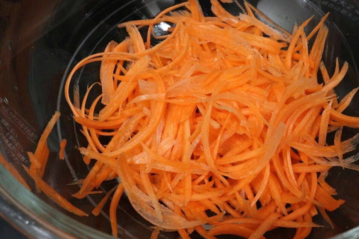 ダイソー　オールステンレス2WAYピーラー（千切り＆ピーラー）　使用例　千切り