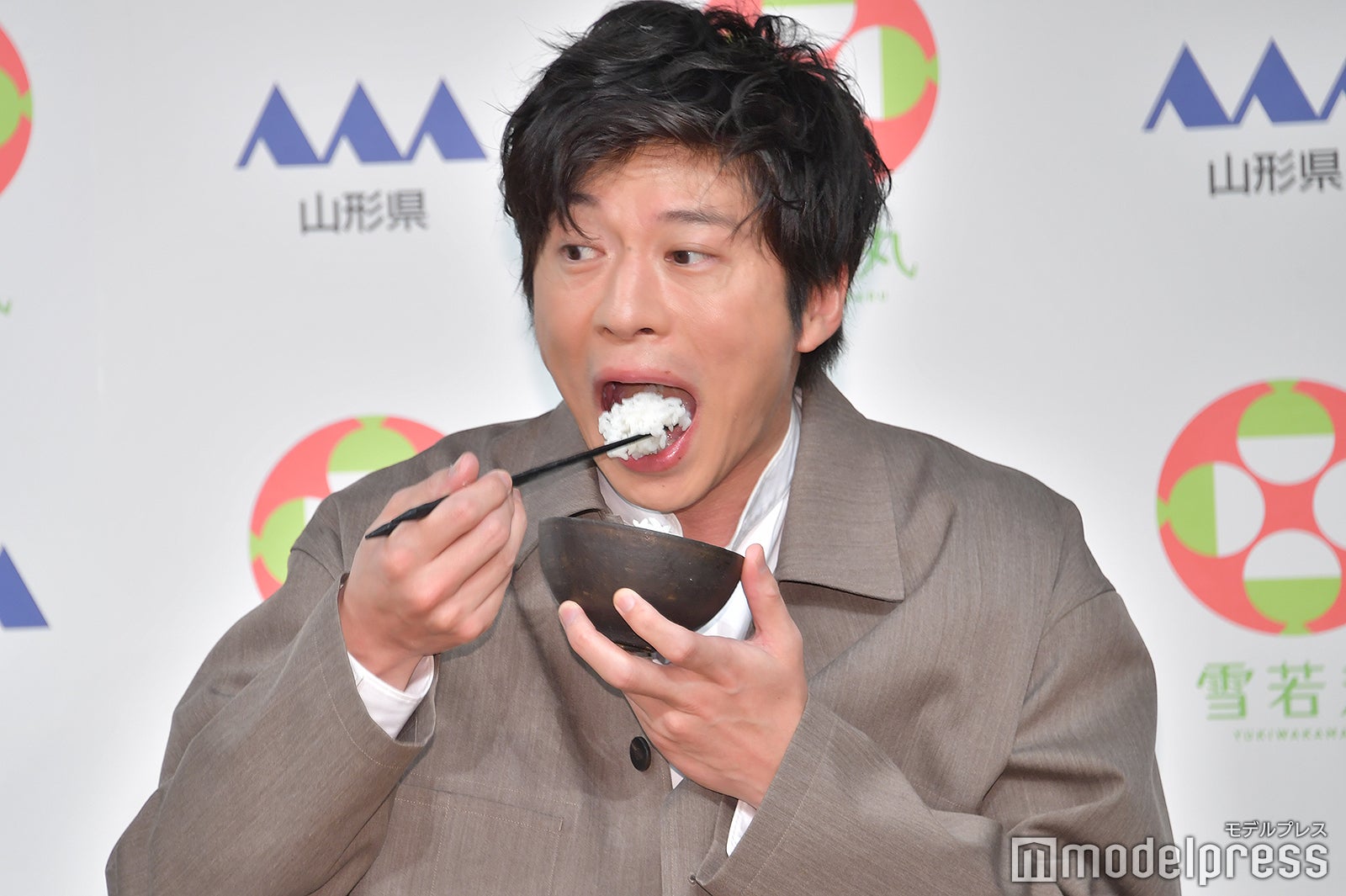 新米を食べる田中圭（C）モデルプレス