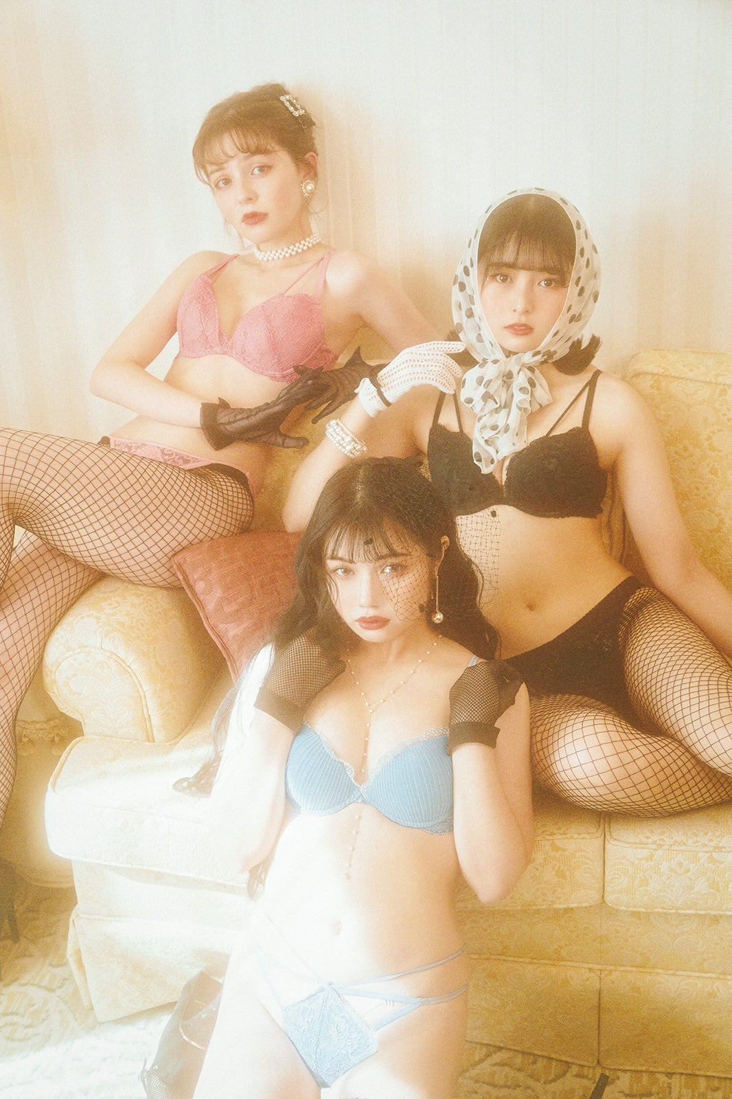 （左から）加藤ナナ、頓知気さきな、村田実果子　「LARME」047 Winterより（提供写真）