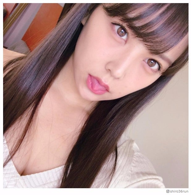 NMB48白間美瑠、美谷間チラリ“エロ可愛い”舌出しショットにファン興奮