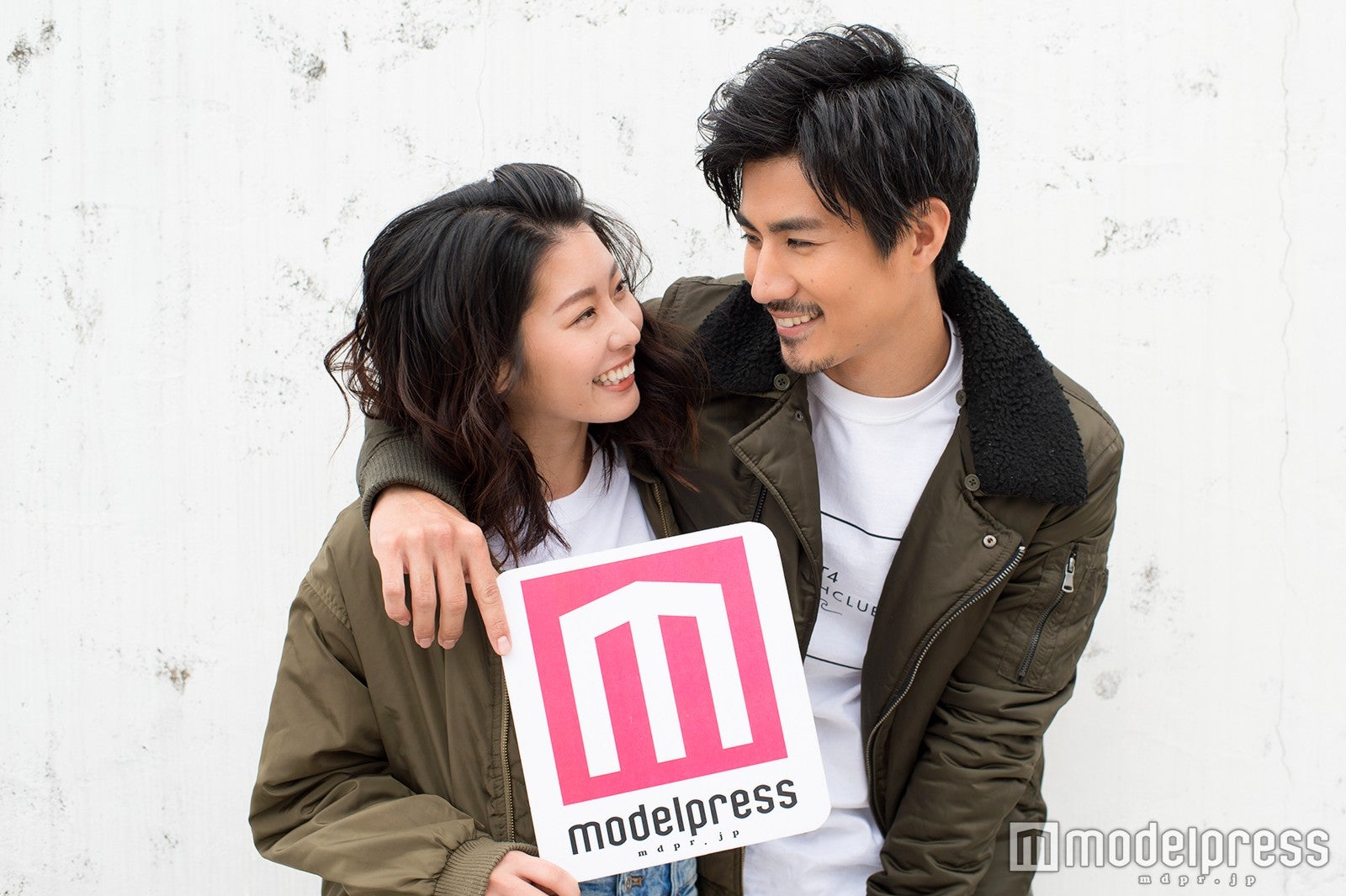 見つめ合って （C）モデルプレス