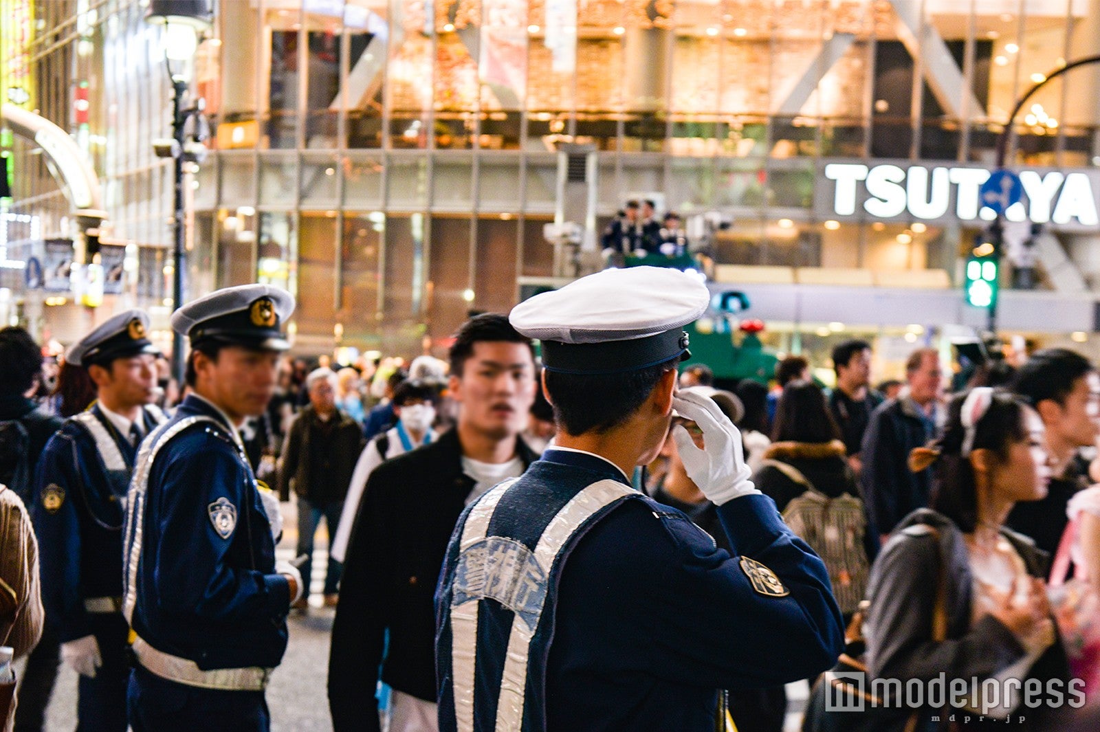 警察官が誘導するなどスクランブル交差点は厳戒態勢 （C）モデルプレス