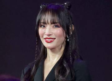 浜崎あゆみ 「玄関」の桜を投稿→宮殿？！壁もイスも見たことない豪華さ＆センスがさすが いや広さもエグい