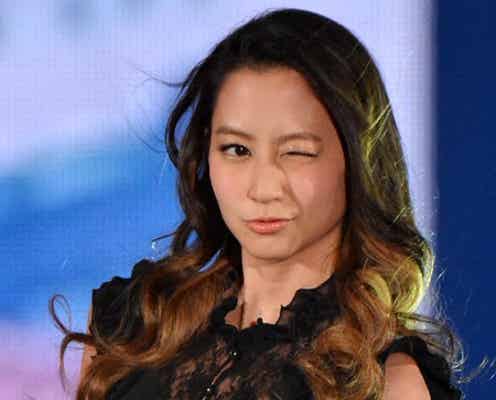 河北麻友子、ミニスカで美脚強調 “ウインク”で3万人魅了
