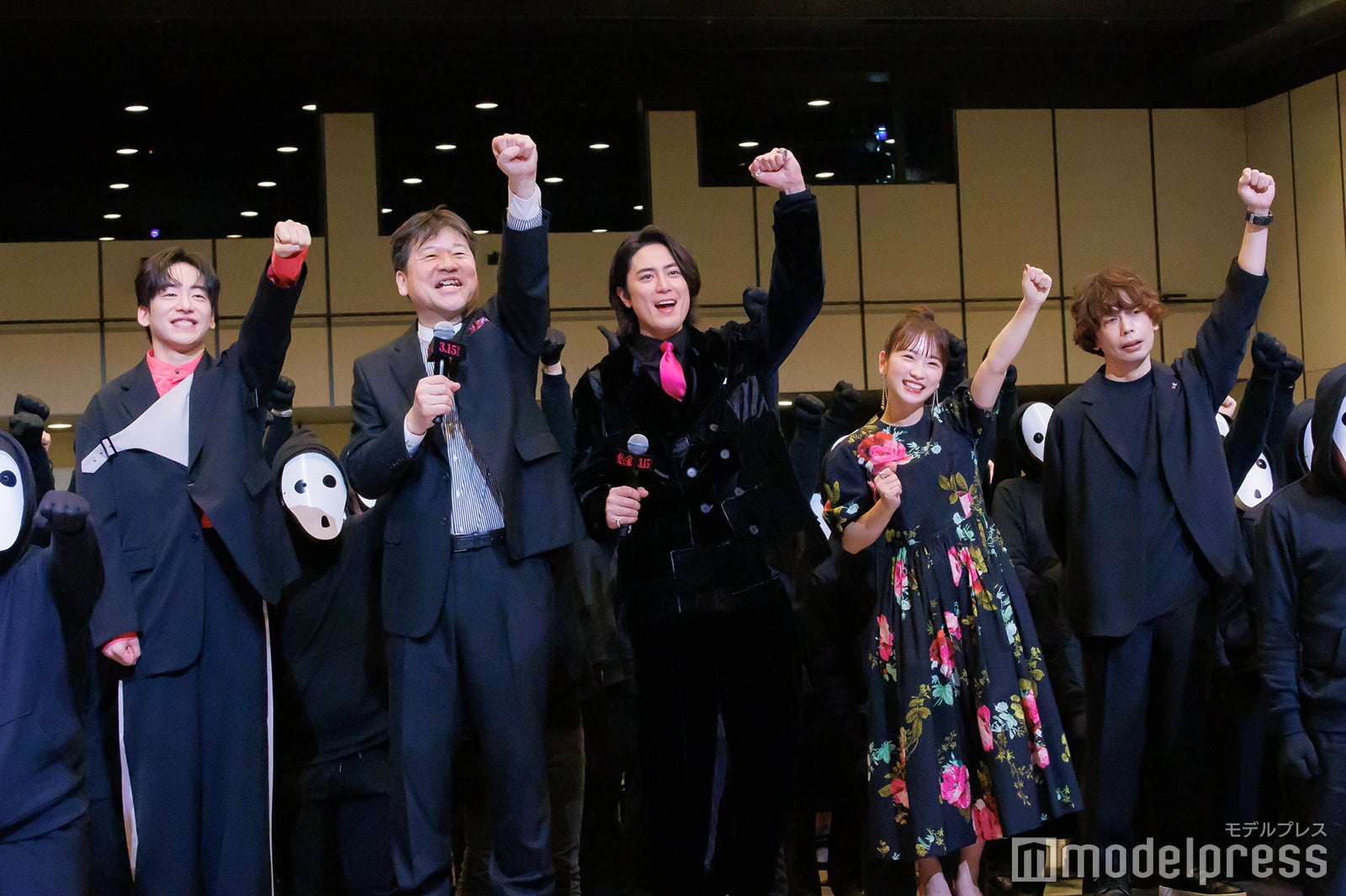 （左から）DJ松永、佐藤二朗、間宮祥太朗、川栄李奈、石川淳一監督（C）モデルプレス